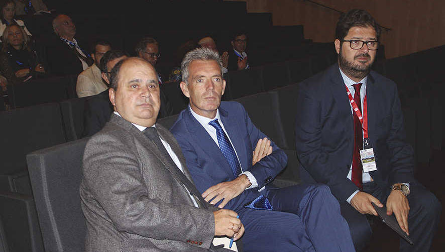 De izquierda a derecha Ignacio Santos, director general de Transportes de la Junta de Castilla y Le&oacute;n; Jos&eacute; Francisco Hern&aacute;ndez, delegado de la Junta de Castilla y Le&oacute;n en &Aacute;vila; y Borja de Torres, vicepresidente de CETM. Foto M.J.