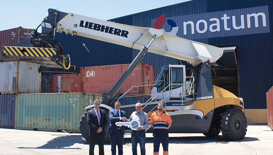 Acto de entrega simb&oacute;lico de las llaves de la nueva gr&uacute;a en la terminal de contenedores de Noatum en el Puerto de Castell&oacute;n. De derecha a izquierda: David Jim&eacute;nez, responsable de Mantenimiento de Noatum Terminal Castell&oacute;n; Vicente Llorens, director de Operaciones de Noatum Terminal Castell&oacute;n; Juan Carlos Jim&eacute;nez, director de la divisi&oacute;n de gr&uacute;as mar&iacute;timas de Liebherr Ib&eacute;rica; y Marco Gonz&aacute;lez, responsable de Ventas de gr&uacute;as mar&iacute;timas de Liebherr Ib&eacute;rica.