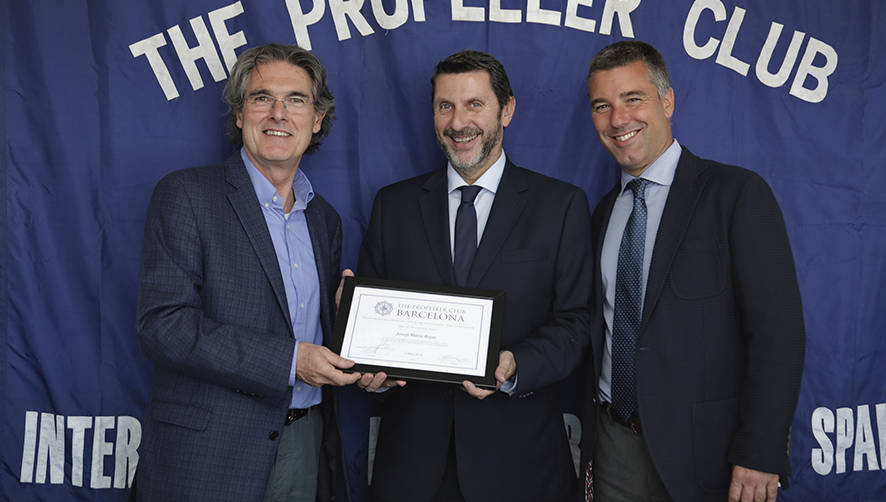 Albert O&ntilde;ate, miembro de la junta directiva del Propeller Club Barcelona; Jos&eacute; Mar&iacute;a Rojas, comercial de Embalex, e Ignacio Gom&agrave;, miembro del Propeller. Foto JJM.