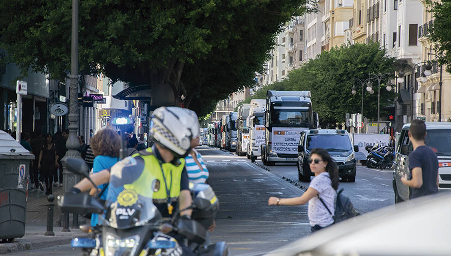 200 transportistas de Transcont sacan a las calles de Valencia la precariedad del colectivo