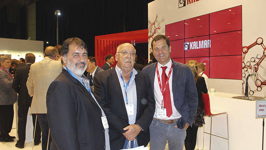 Desde la izquierda: Carlos Cepero, director t&eacute;cnico de Operaciones Portuarias de Canarias (OPCSA); Juan P&eacute;rez, gerente de OPCSA; Ignacio de Sebasti&aacute;n, Senior Sales Manager de Kalmar. Foto J.P.