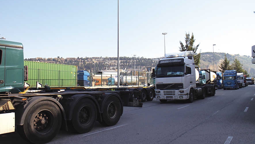 Transportistas, terminales y estibadores se sentar&aacute;n para buscar soluciones a las colas de camiones