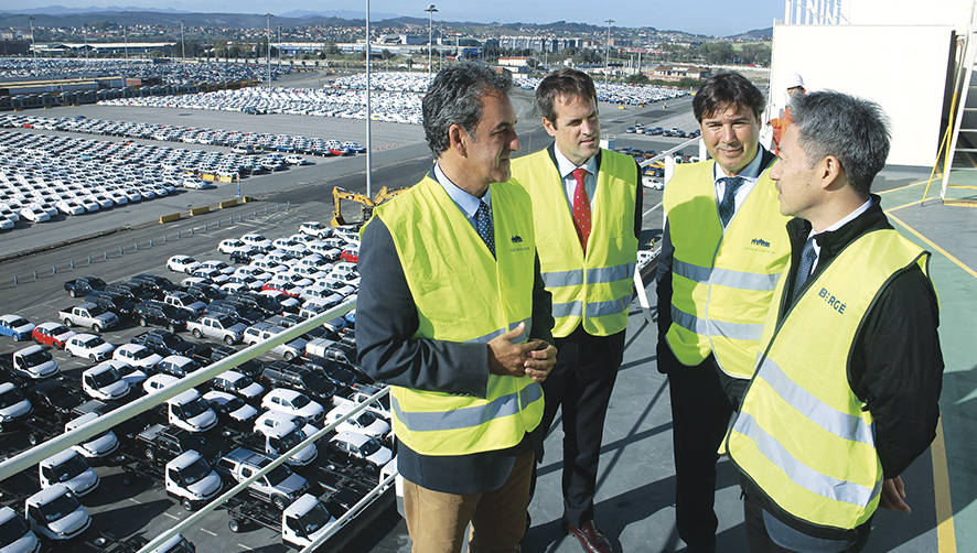 Desde la izquierda: Francisco Mart&iacute;n, consejero de Innovaci&oacute;n, Industria, Transportes y Comercio de Cantabria; Juan L&oacute;pez-D&oacute;riga, director general de Berg&eacute; Shipping; Jaime Gonz&aacute;lez, presidente de la Autoridad Portuaria de Santander; Yosuke Yokoyama, representante de &ldquo;K&rdquo; Line. Foto J.P.