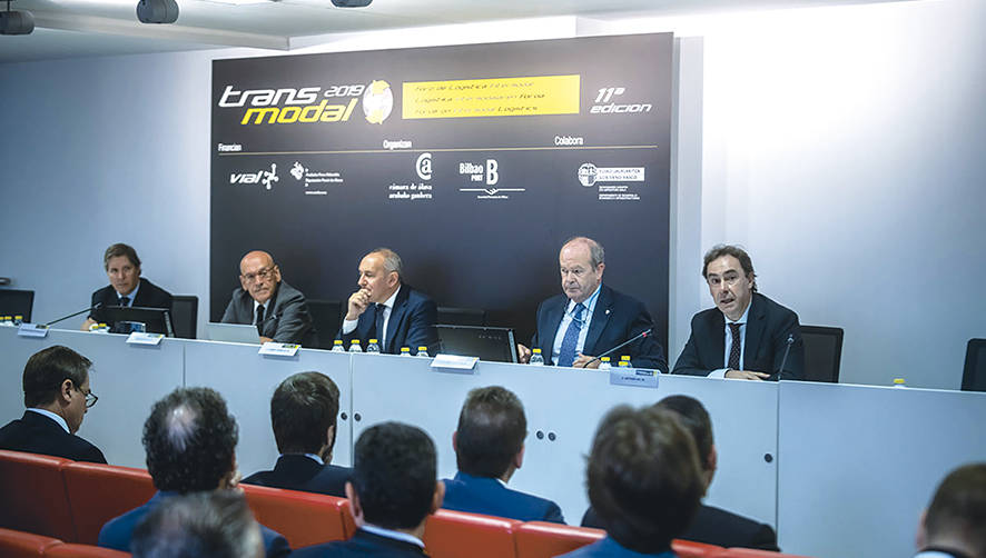 Mesa inaugural de Transmodal. Desde la izquierda: Eduardo Mozo de Rosales, director de la C&aacute;mara de Comercio, Industria y Servicios de &Aacute;lava; Gregorio Rojo, presidente de la C&aacute;mara de &Aacute;lava; Ramiro Gonz&aacute;lez, diputado general de &Aacute;lava; Ricardo Barkala, presidente de la Autoridad Portuaria de Bilbao; Antonio Aiz, viceconsejero de Transportes del Gobierno Vasco.