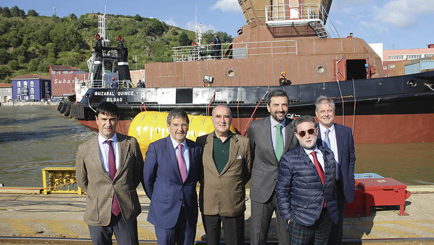 Desde la izquierda: Juan Arana, de Astilleros Murueta; Patxi Garaigordobil, director de Remolcadores Ibaizabal; Juan Manuel Arana, de Astilleros Murueta; Carlos Alzaga, director de la Autoridad Portuaria de Bilbao; Jos&eacute; Ram&oacute;n Mar&iacute;n, pr&aacute;ctico mayor del Puerto de Bilbao; Juan Izaguirre, de Grupo Financiero Ibaizabal. Foto J.P.