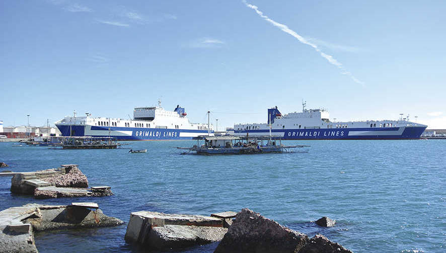 Dos buques tipo &ldquo;Eurocargo&rdquo; de la compa&ntilde;&iacute;a Grimaldi operando en el Dique del Este del Puerto de Valencia.