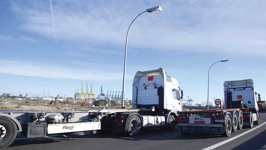 Los aut&oacute;nomos consideran que existe un problema en el modelo del transporte terrestre portuario. Foto J. A. S&aacute;nchez.