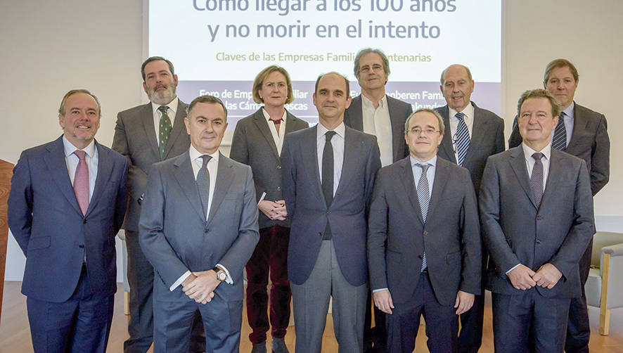 Entre los participantes del XII Foro de la Empresa Familiar de las C&aacute;maras Vascas estuvieron Rafael Erhardt, vicepresidente del Grupo Erhardt (primero izquierda) y Mar&iacute;a Luisa Guibert, presidente de Grupo Algeposa.El encuentro fue presentado por Jos&eacute; &Aacute;ngel Corres, presidente de C&aacute;marabilbao (segundo izquierda).