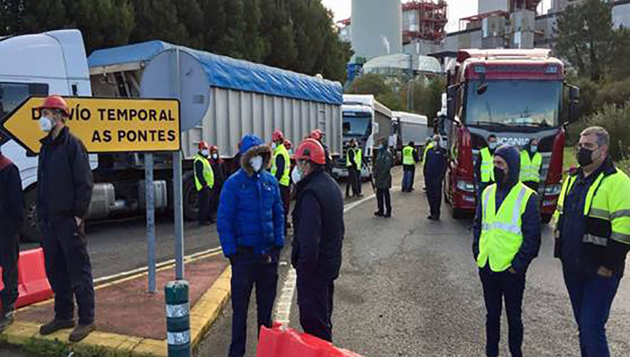 Los transportistas del carb&oacute;n de As Pontescortaban ayer con sus camiones los accesos a la central t&eacute;rmica y al ciclo combinado que tiene Endesa en As Pontes. Foto J. Pardo.