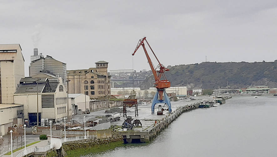 Vista actual del muelle de Zorroza, donde se distingue la gr&uacute;a pico pato de SLP, que en 2013 fue objeto de un convenio con la Autoridad Portuaria de Bilbao para su conservaci&oacute;n al final de su vida &uacute;til. Foto J.P.