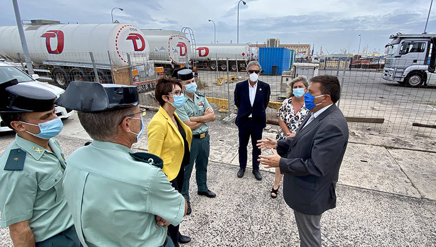 Mar&iacute;a G&aacute;mez, directora general de la Guardia Civil, y Luis Ibarra, presidente de la APLP, visitan el solar portuario que albergar&aacute; el edificio.