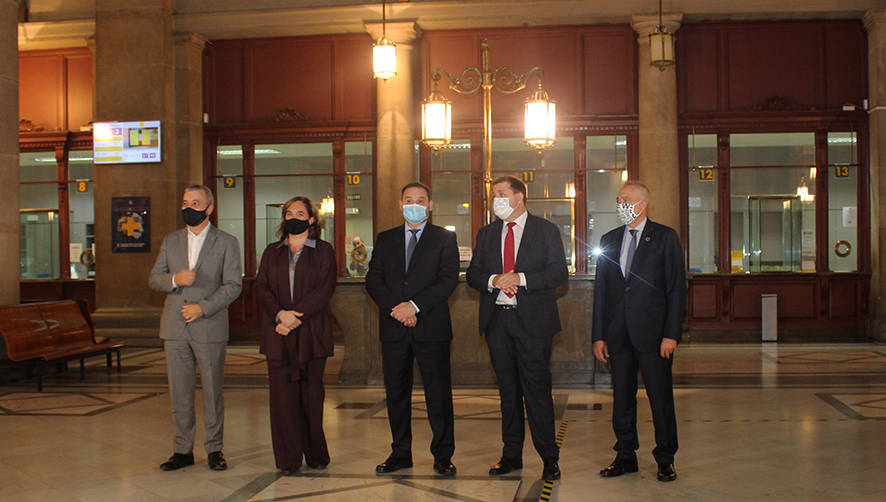 Jaume Collboni, teniente de alcald&iacute;a de Barcelona; Ada Colau, alcaldesa de Barcelona; Jos&eacute; Lu&iacute;s &Aacute;balos, ministro de Transportes, Movilidad y Agenda Urbana; Juan Manuel Serrano, presidente de Correos, y Pere Navarro, delegado especial del Estado en el CZFB. Foto L. Escrihuela.