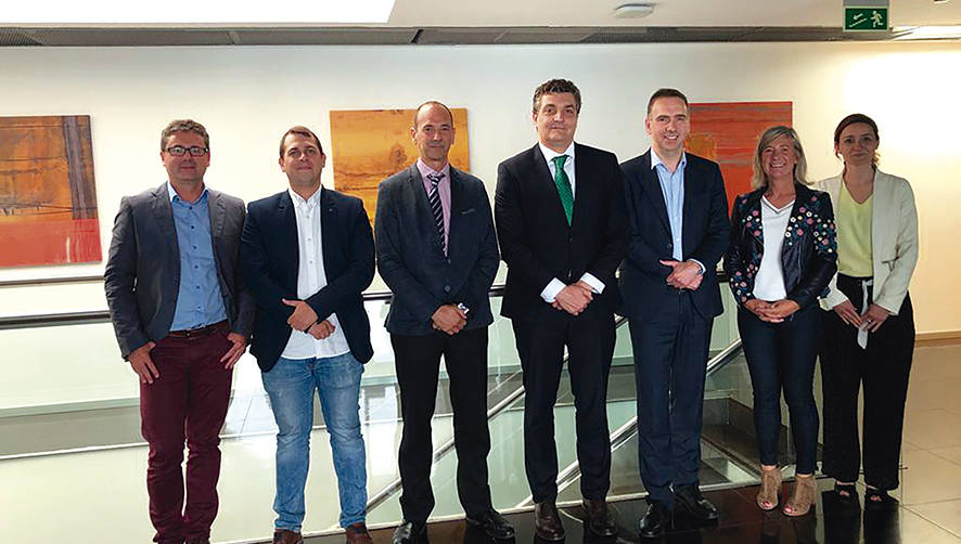 Desde la izquierda: Javier Seti&eacute;n, director comercial de Vasco Shipping Services (VSS); Ricardo Vasco, del Departamento Comercial de VSS; Mikel Urrutia, director general de VSS; Jos&eacute; Luis Barettino, director de la Autoridad Portuaria de Gij&oacute;n; Pablo Fern&aacute;ndez, director comercial de la Autoridad Portuaria de Gij&oacute;n; Cristina Redondo, subdirectora de VSS; Arrate Ugalde, Customer Service de VSS.