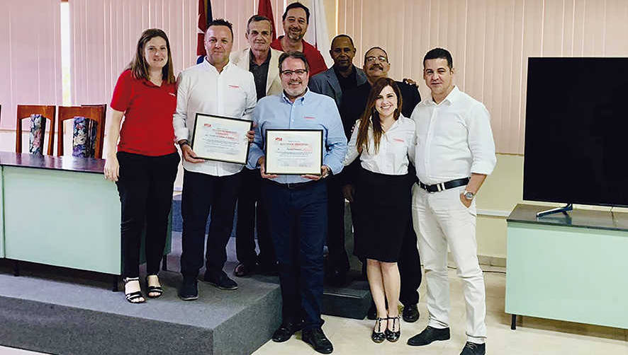 El equipo de Ocidenave Espa&ntilde;a presente en la reuni&oacute;n con los premios.