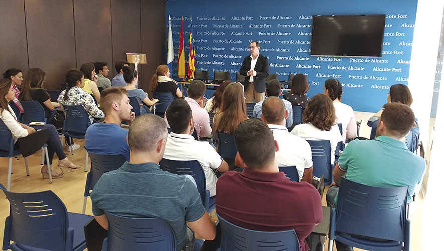 Los alumnos del MGPT visitan el Puerto de Alicante