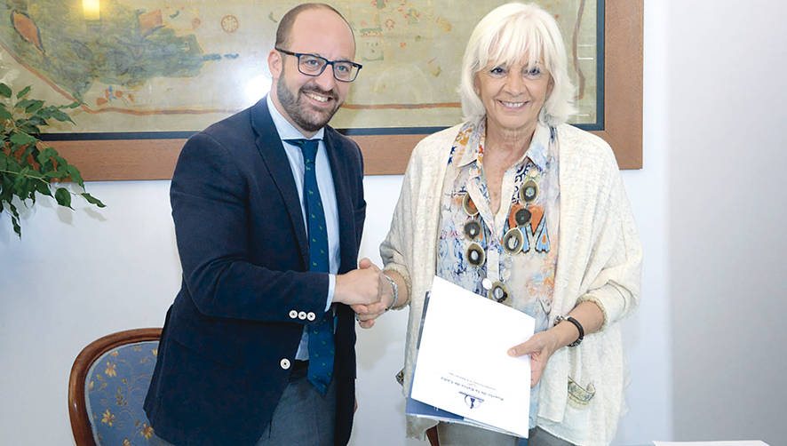 El alcalde de El Puerto de Santa Mar&iacute;a, Germ&aacute;n Beardo, y la presidenta de la Autoridad Portuaria de la Bah&iacute;a de C&aacute;diz, Te&oacute;fila Mart&iacute;nez, tras la firma del convenio.