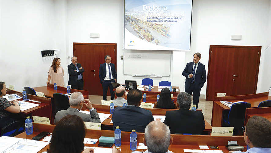 El director general de la Fundaci&oacute;n Valenciaport, Vicente del R&iacute;o, durante la inauguraci&oacute;n ayer del curso.