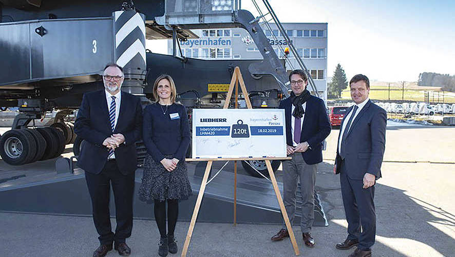 Desde la izquierda: J&uuml;rgen Dupper, alcalde de Passau; Patricia R&uuml;f, miembro de la tercera generaci&oacute;n de propietarios de Liebherr; Andreas Scheuer, ministro de Infraestructura Digital y transportes de Baviera; J&uuml;rgen Zimmermann, director ejecutivo de Bayernhafen.