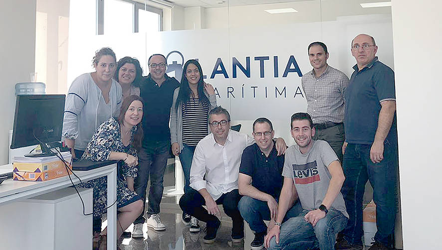 Miguel &Aacute;ngel Zarzoso, Branch Manager en Lantia Mar&iacute;tima (a la derecha), junto al equipo de la transitaria en las nuevas oficinas de Valencia.