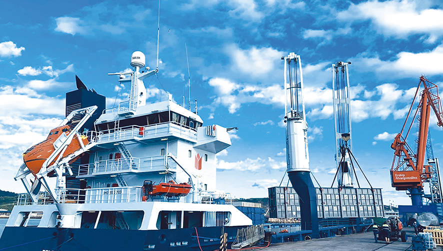 Uno de los buques de la flota de Ocean7 Projects embarcando una pieza industrial en el Puerto de Gij&oacute;n.