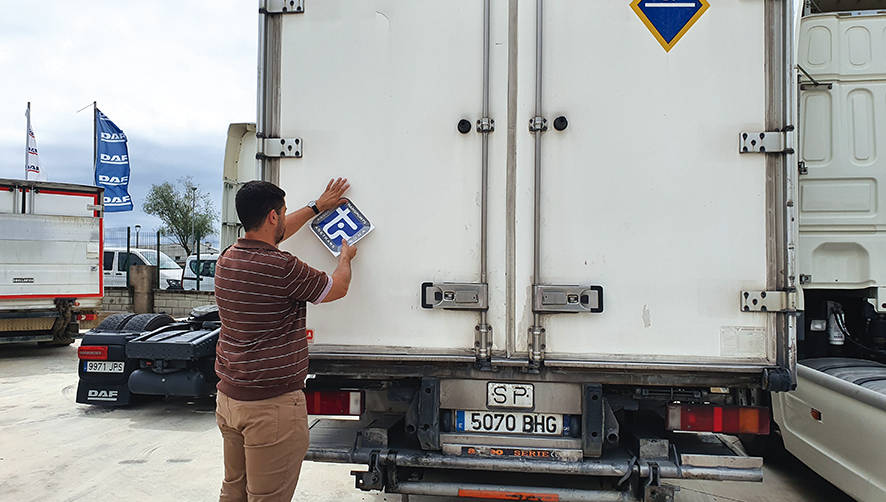 El sector del transporte por carretera de Girona repartirá 6.000 adhesivos a las 450 empresas que conforman la asociación para reivindicar su tarea y aportar más seguridad al cliente.