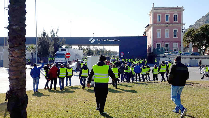 Las fuerzas de seguridad desalojan a los taxistas de la entrada al puerto de Barcelona