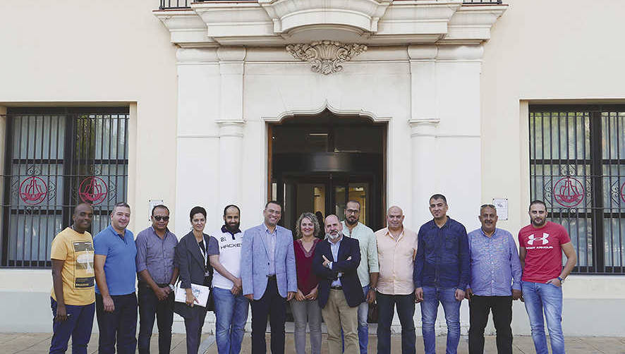 Los alumnos del curso junto a Juan Manuel D&iacute;ez, jefe de Planificaci&oacute;n y Control de APV; F&aacute;tima Zayed, gerente de Servicios Log&iacute;sticos de Valencia Plataforma Intermodal y Log&iacute;stica; y M&ordf; Carmen Estela, t&eacute;cnico de Formaci&oacute;n de la Fundaci&oacute;n Valenciaport.