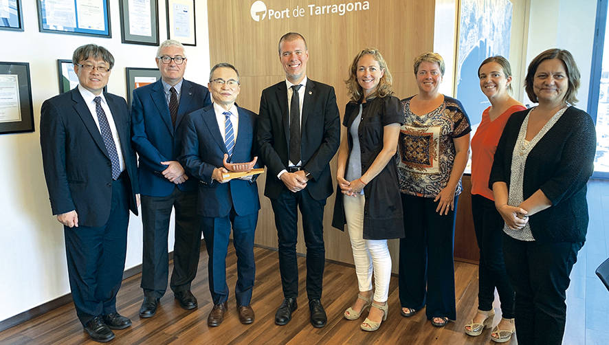 El c&oacute;nsul de Corea del Sur en Barcelona, Taewan Huh (tercero por la izquierda); junto al presidente del Port de Tarragona, Josep Maria Cruset, y la directora comercial, Genoveva Climent (segundo y tercera por la izquierda); y representantes de Acci&oacute; en su visita al Port de Tarragona.