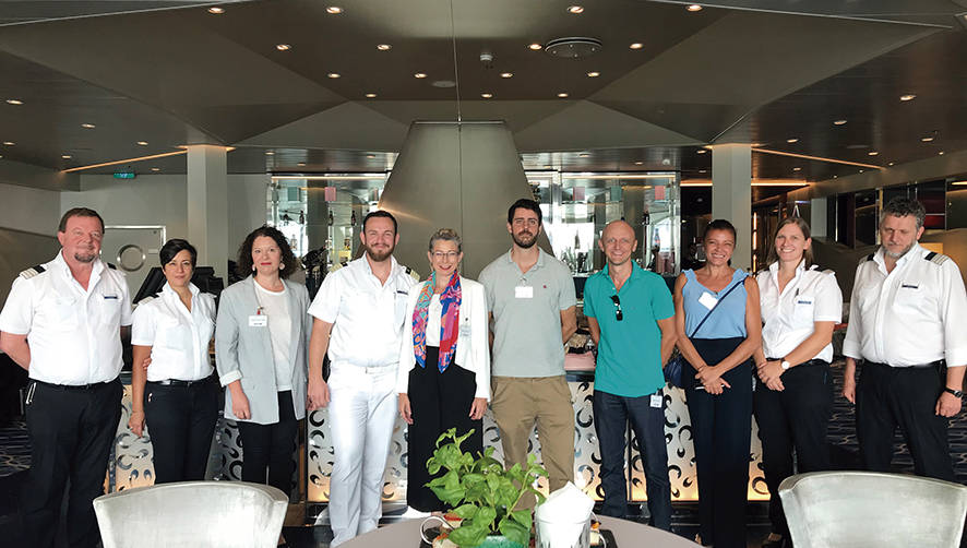 Una delegaci&oacute;n del crucero capitaneada por Jan Fortun (cuarto desde la izquierda) particip&oacute; en el acto junto a los invitados: Francesca Antonelli, representante de la APV; Alfredo Barco y V&iacute;ctor Costiv, representantes de E. Erhardt y C&iacute;a. en nombre de Intercruises ; y Esther D&iacute;az, representante de Trasmediterr&aacute;nea.