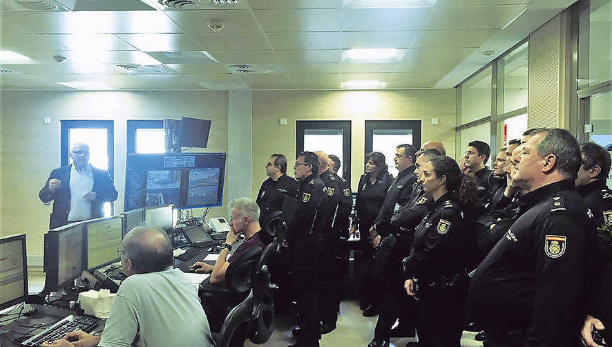 Un momento de la visita al centro de control de emergencias.