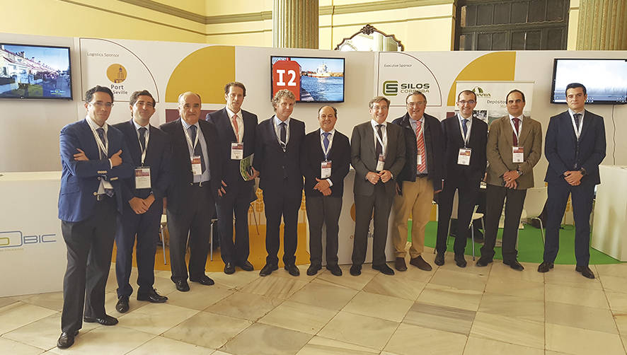 El presidente de la Autoridad Portuaria de Sevilla, Rafael Carmona, junto a una delegaci&oacute;n de empresarios de la comunidad portuaria, en la Bolsa de Materias Primas.