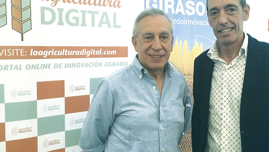 Juan Fern&aacute;ndez, presidente de la Asociaci&oacute;n Espa&ntilde;ola del Girasol (izquierda), y Joxan Madinabeitia, del Departamento Comercial del Puerto de Baiona.