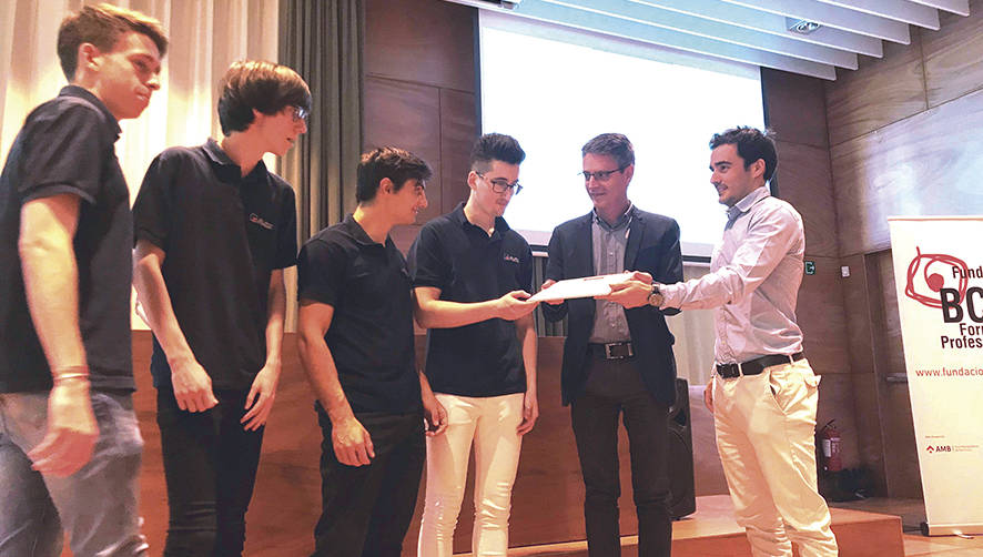 Los alumnos de la escuela P&agrave;lcam recogiendo el premio.