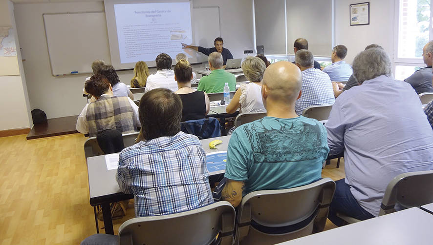 Los asistentes a la jornada expusieron sus dudas al abogado de la asociaci&oacute;n.