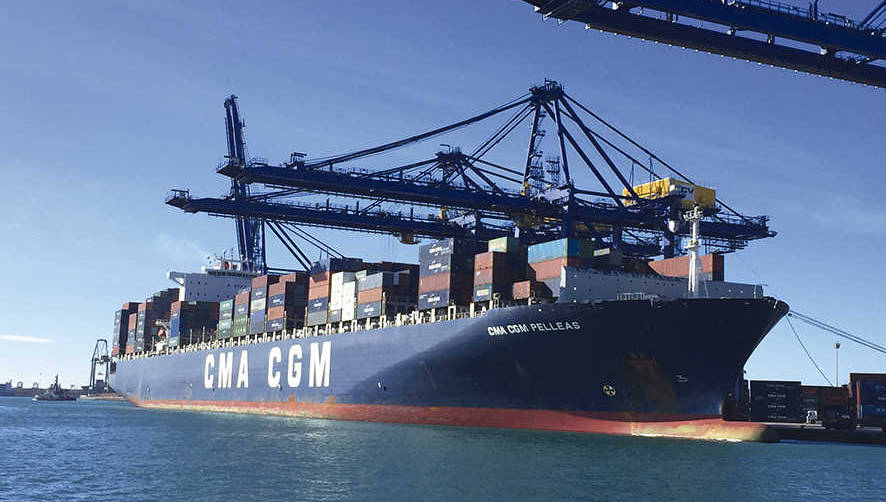 Uno de los buques de CMA CGM operando en el puerto de Valencia.