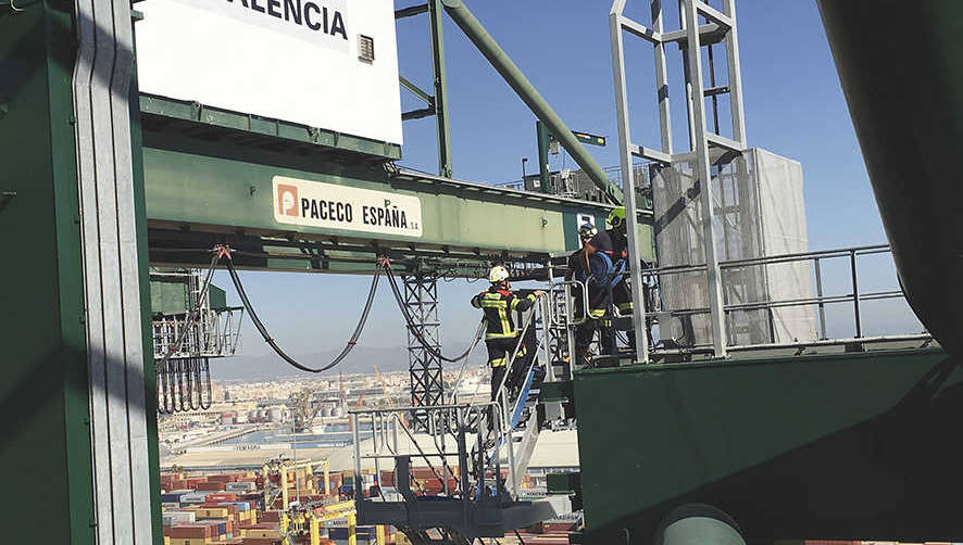 Efectivos de Bomberos durante su intervenci&oacute;n en la terminal.