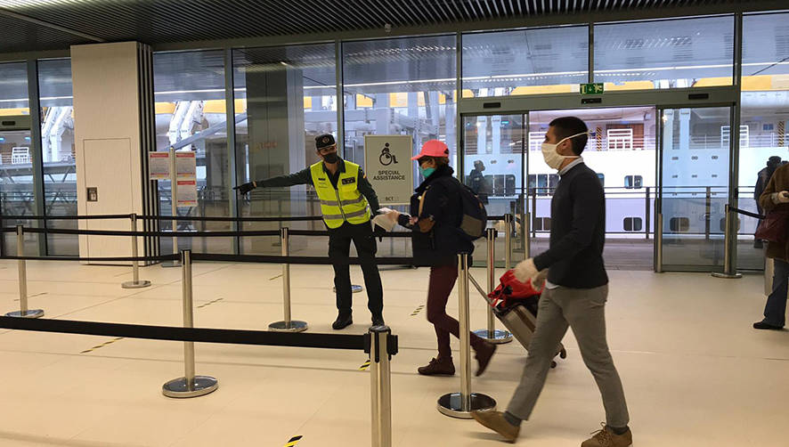 España facilita el desembarco de 168 cruceristas españoles que llevaban más de un mes sin poder tocar tierra por la pandemia del Covid-19.