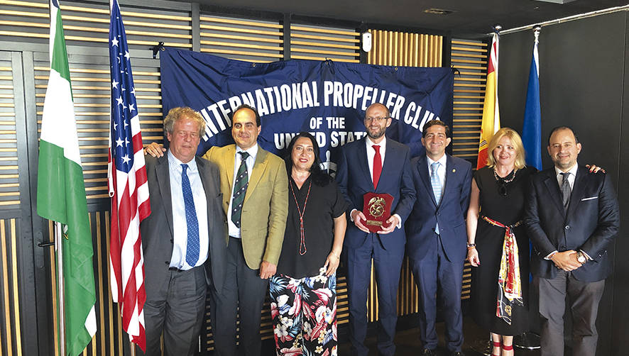 Pedro Garc&iacute;a, secretario general de ANESCO, y los miembros de la Junta del Propeller Club Sevilla con su presidente, Javier Garc&iacute;a Senent, y su secretario general, Manuel Gonz&aacute;lez.