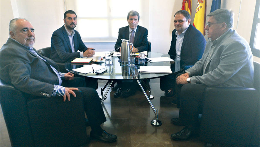 Desde la izquierda: Francesc S&aacute;nchez, director general de la APV, V&iacute;ctor Gonz&aacute;lez, presidente de Transcont CV; Aurelio Mart&iacute;nez, presidente de la APV; Crist&oacute;bal Romeu, secretario general de Transcont CV; y N&eacute;stor Mart&iacute;nez, director de Explotaci&oacute;n de la APV.