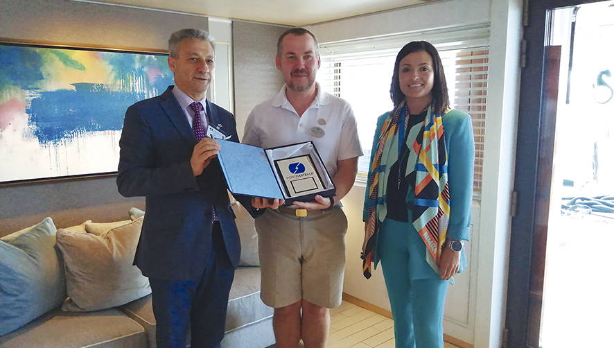 Francisco Toledo, presidente de la AP de Castell&oacute;n, Krysztof Majdzinski, capit&aacute;n del barco y Ana Ulloa, directora de la APC.