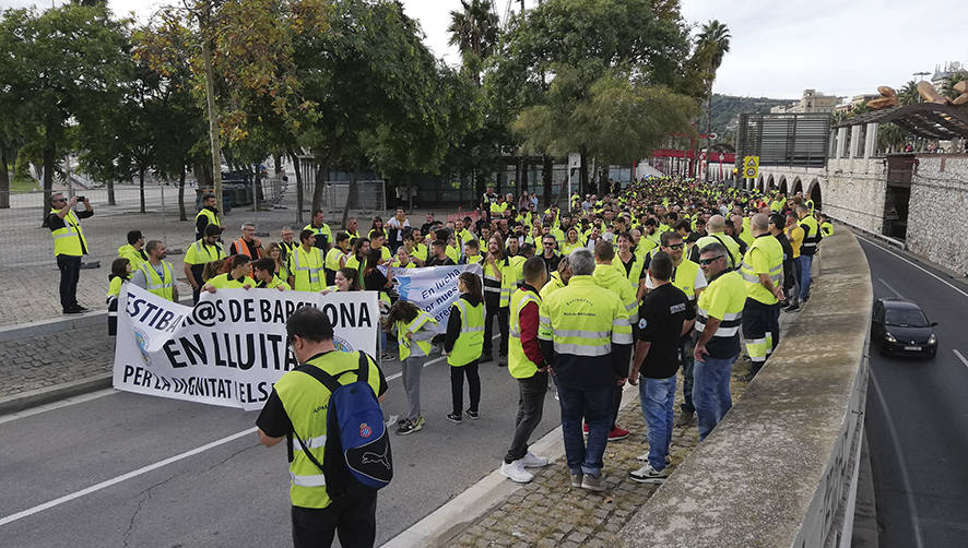 Los estibadores entregan a la alcaldesa de Barcelona un manifiesto &quot;en defensa de los derechos laborales y civiles&quot;