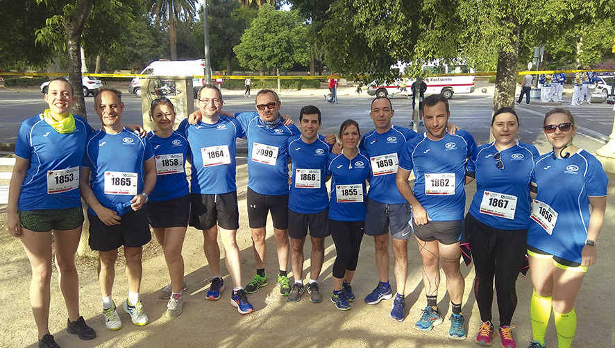 El equipo de corredores de Grupo Raminatrans que particip&oacute; en la carrera.