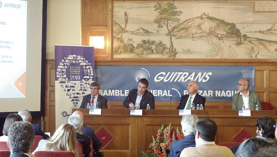 En la mesa, desde la izquierda, los miembros de la Junta Directiva Central &Oacute;scar Aldaya y Jos&eacute; Fuentes, el presidente de Guitrans, Mario Palacios, e Itziar Salvador, asesora de Guitrans.