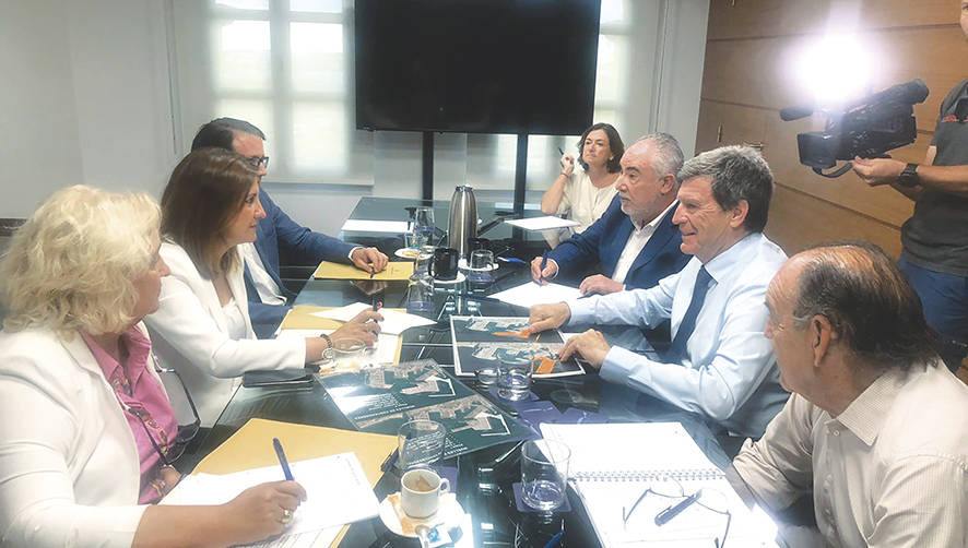 El presidente de la APV, Aurelio Mart&iacute;nez; el director general de la APV, Francesc S&aacute;nchez; y el subdirector general de la APV, Manuel Guerra, se entrevistaron ayer con la portavoz del Grupo Popular, Mar&iacute;a Jos&eacute; Catal&aacute;.