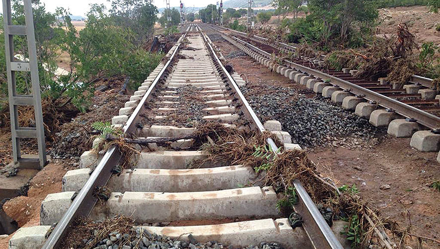 Los trabajos para la recuperaci&oacute;n del trazado ferroviario contin&uacute;an aunque los efectos del temporal fueron muy importantes. Aqu&iacute; estado del tramo La Encina- Almansa.