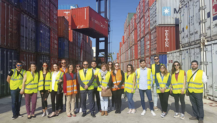 Los alumnos del curso durante su visita a las instalaciones de TransBase Soler, acompa&ntilde;ados por su director general, Alfredo Soler.