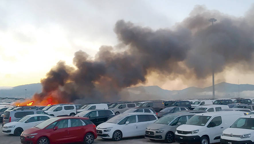 Un incendio afecta a 40 coches en Bouzas