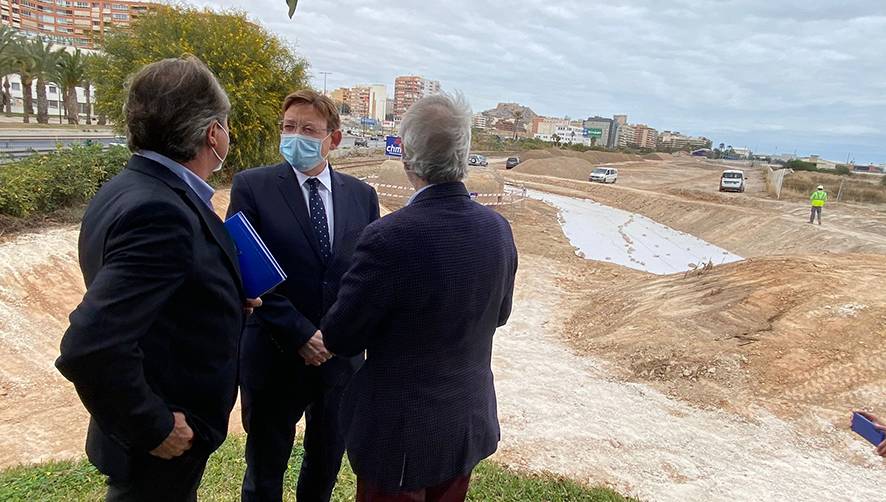 Ximo Puig, presidente de la Generalitat Valenciana, ha visitado las obras del Parque del Mar del Puerto de Alicante.