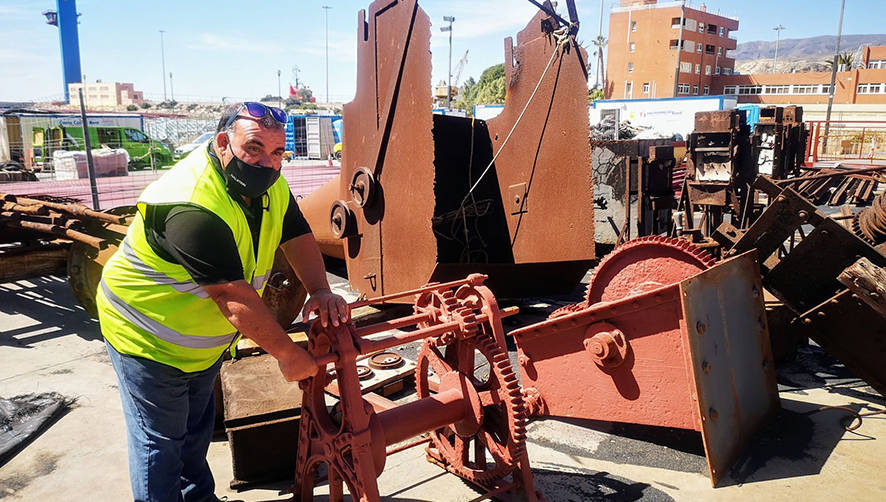 Con m&aacute;s del 70% de la obra ejecutada, en estos d&iacute;as contin&uacute;a la colocaci&oacute;n de los pies de las barandillas y la instalaci&oacute;n el&eacute;ctrica.