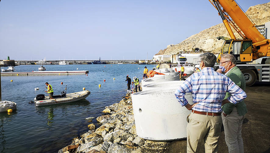 La AP de Almer&iacute;a instala los pantalanes en el nuevo fondeadero pesquero